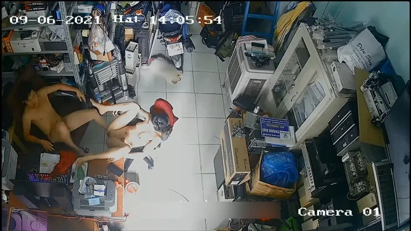 Vợ yêu ông chồng phang nhau trong của cục thịt máy tính