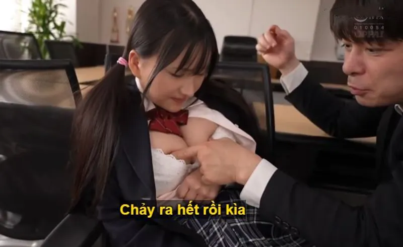 Ba năm trời, thầy giáo rèn luyện cô học trò ngực đẹp hóa thành "bình đựng tinh"